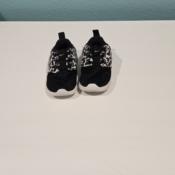 Nike Roche One Toddler Size 4C - Picture 1 of 5
